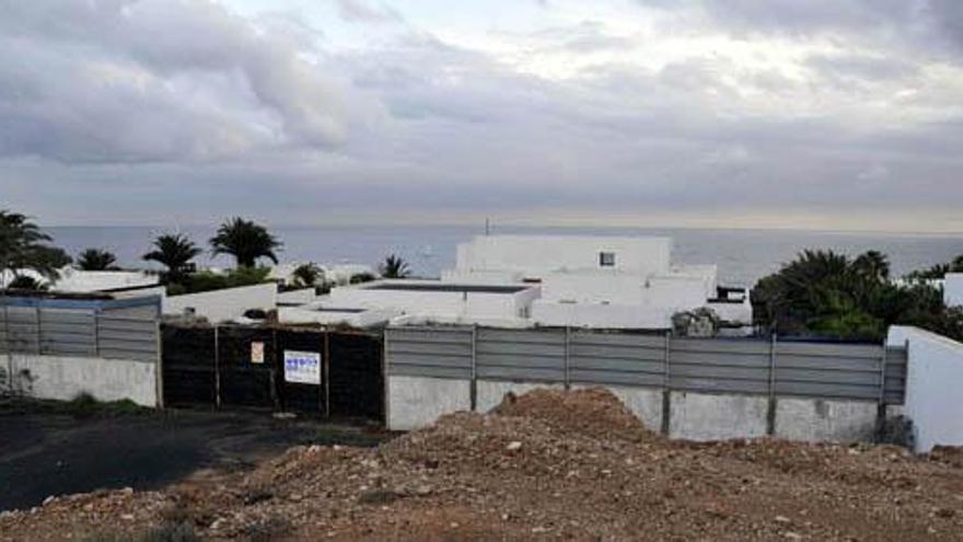 Parte trasera de la casa de Carlos Morales y Alexia de Grecia, ayer, cuyas obras están paradas. i  JAVIER FUENTES