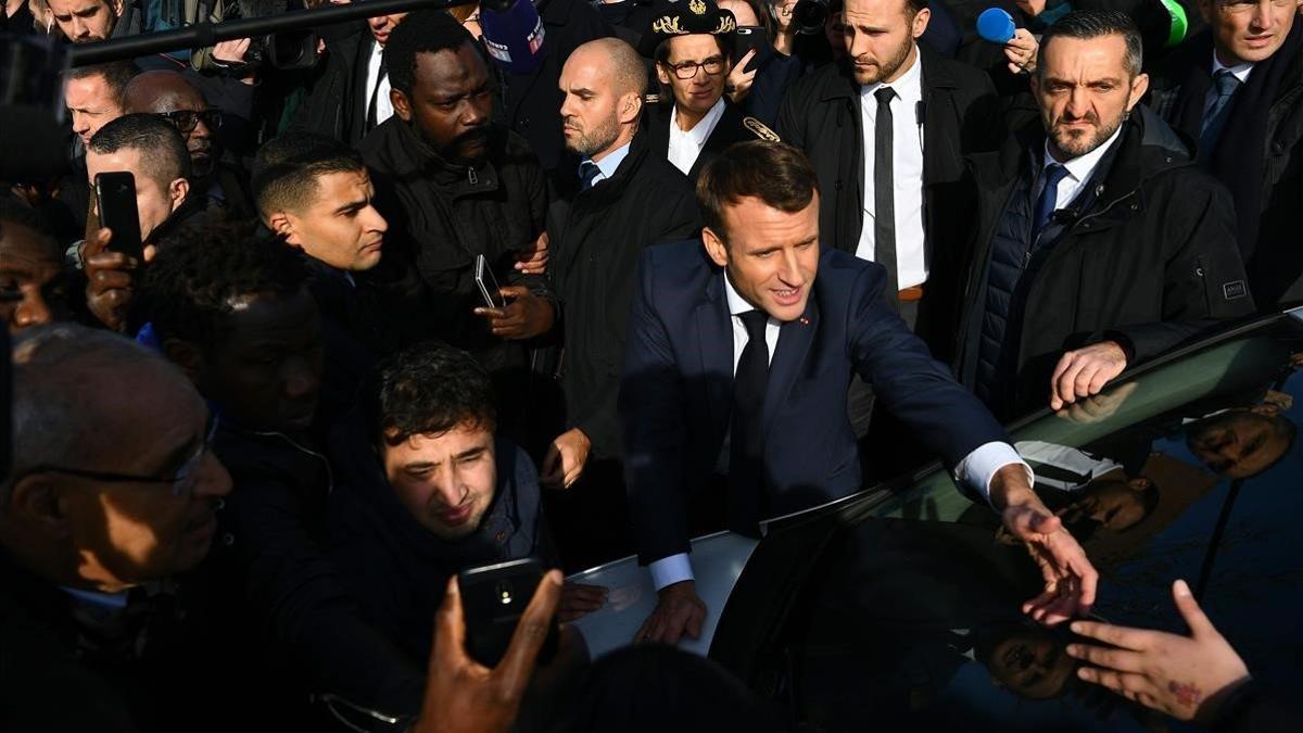 Macron saluda a simpatizantes durante un acto en la localidad de Amiens.