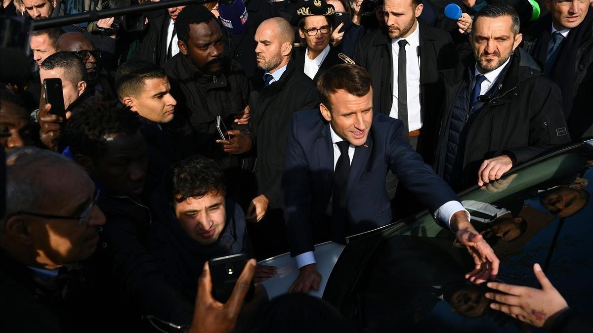 zentauroepp51033272 france s president emmanuel macron  c  shakes hands as he vi191122195337