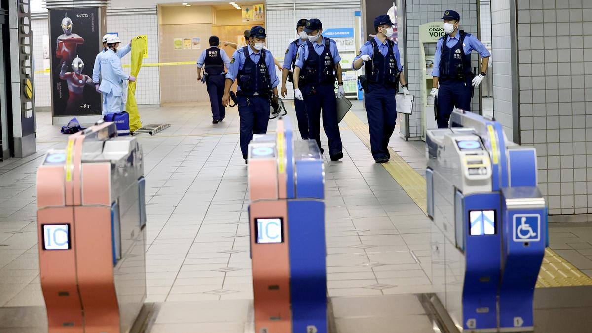 Cuatro heridos en un ataque con cuchillo en un tren de Tokio