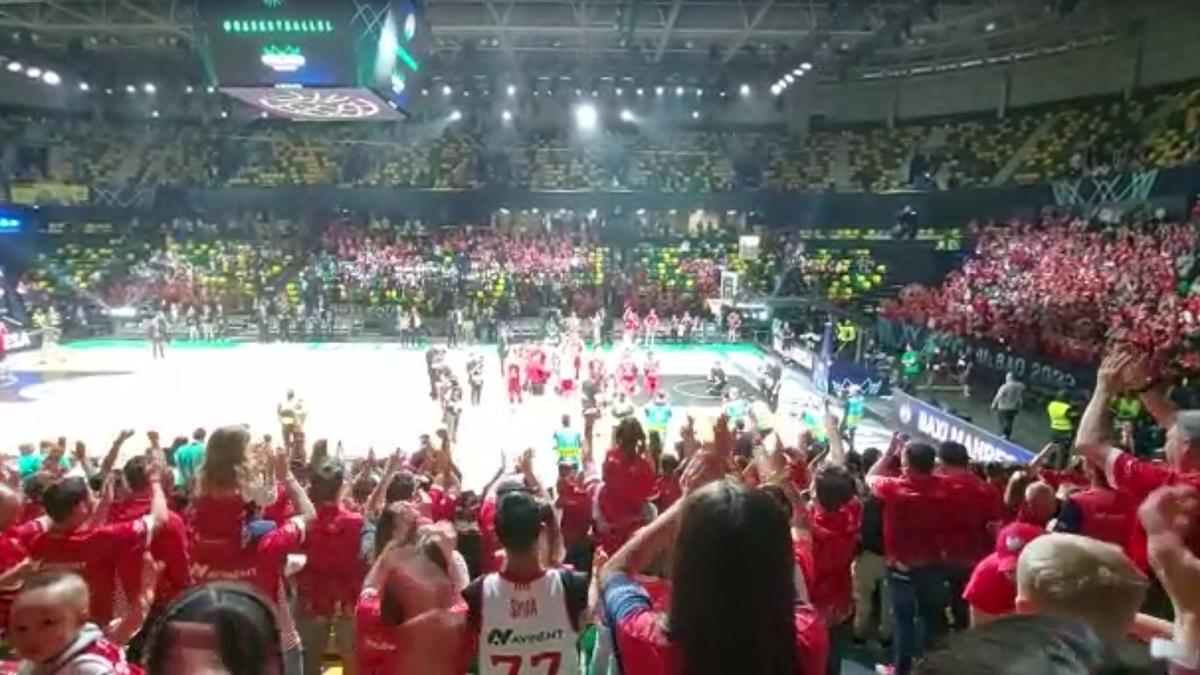 Celebració de la victòria del Baxi contra el Riesen Ludwigsburg a Bilbao