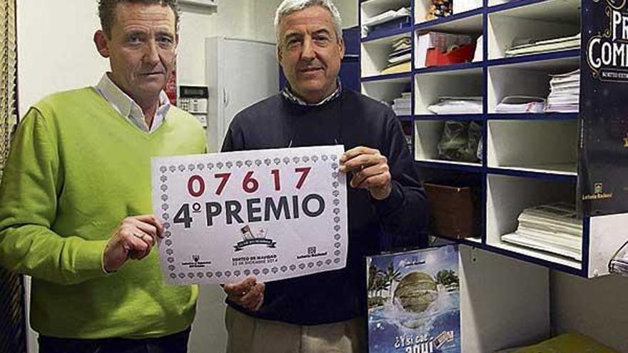 Enrique (izquierda) e Ignacio Muguerza, con el número premiado. | iñaki osorio