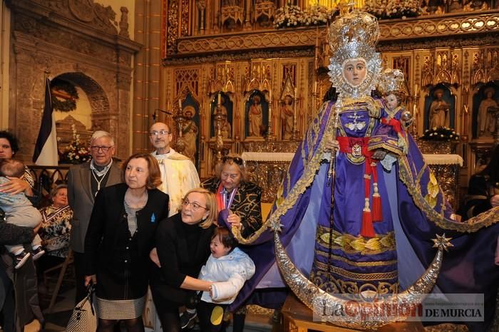 Los niños pasan por el manto de la Fuensanta