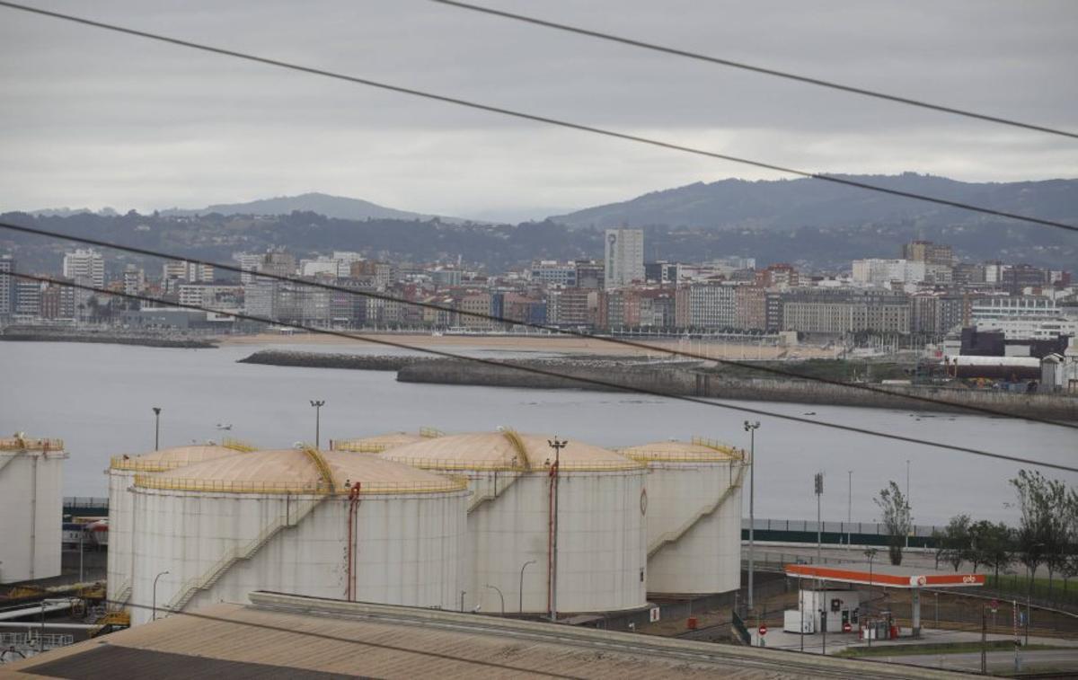 En primer término, parte de los depósitos de combustible de El Musel que estaban en manos de Galp, antes de su actual concesión a Exolum.
