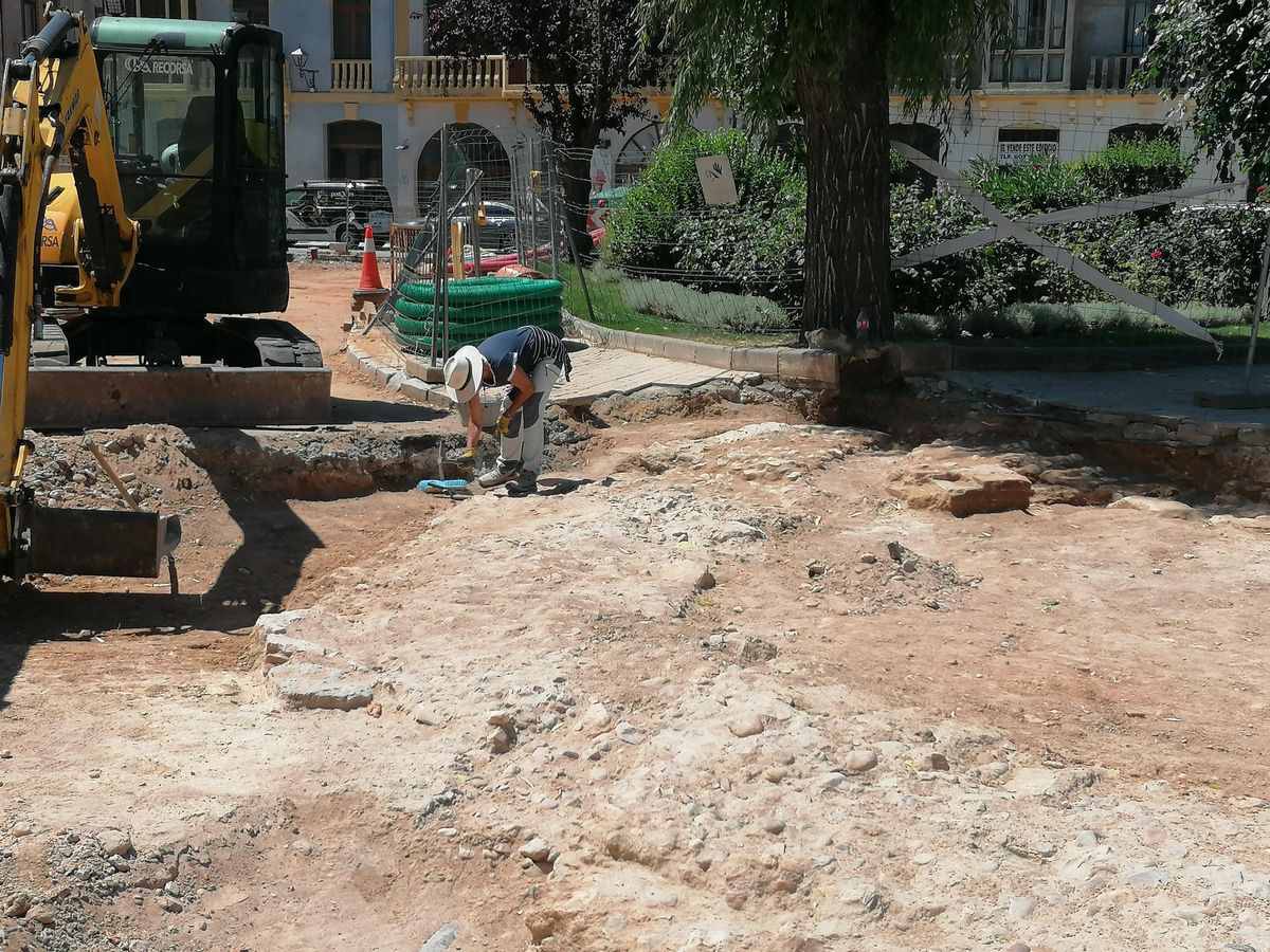 Una arqueóloga trabaja en la zona de la plaza en la que se han descubierto restos de la iglesia.