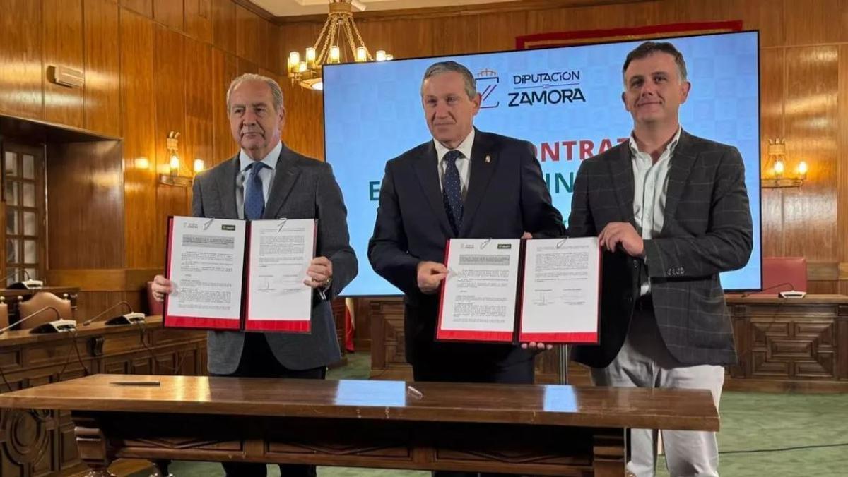 Firma del contrato de la Diputación de Zamora con Caja Rural de Zamora para acabar con la exclusión financiera en la provincia.