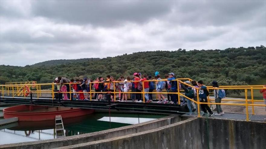 Escolares visitan la presa de ahijón