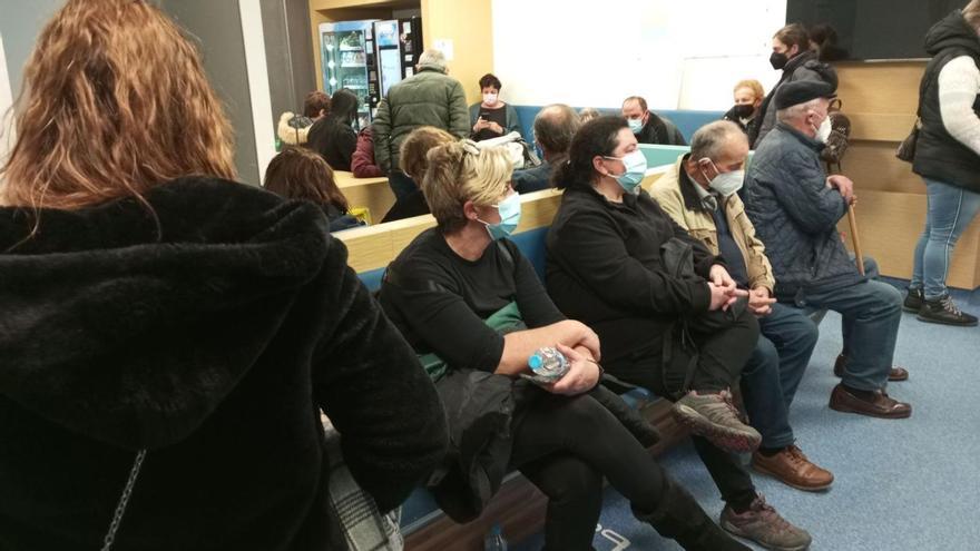 Pacientes esperando ayer en Urgencias del Hospital Montecelo de Pontevedra.   // RAFA VÁZQUEZ