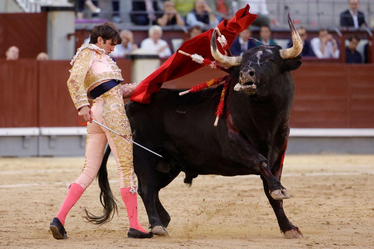 Adrián de Torres da un pase con la muleta al segundo de su lote.jpg