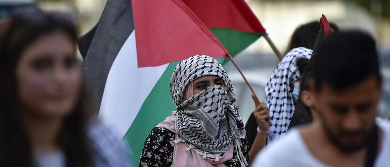 Manifestantes con kufiyas y banderas palestinas protestan en Beirut por la última ofensiva israelí en Gaza.