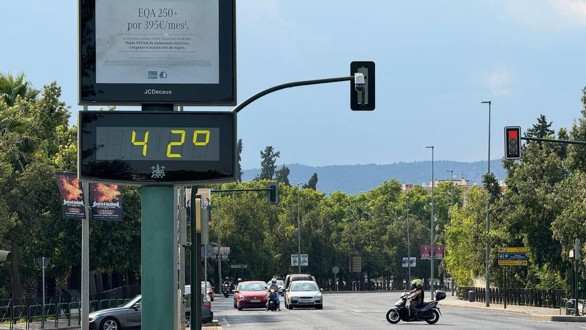 Un termómetro urbano marca 42 grados centígrados en Córdoba.
