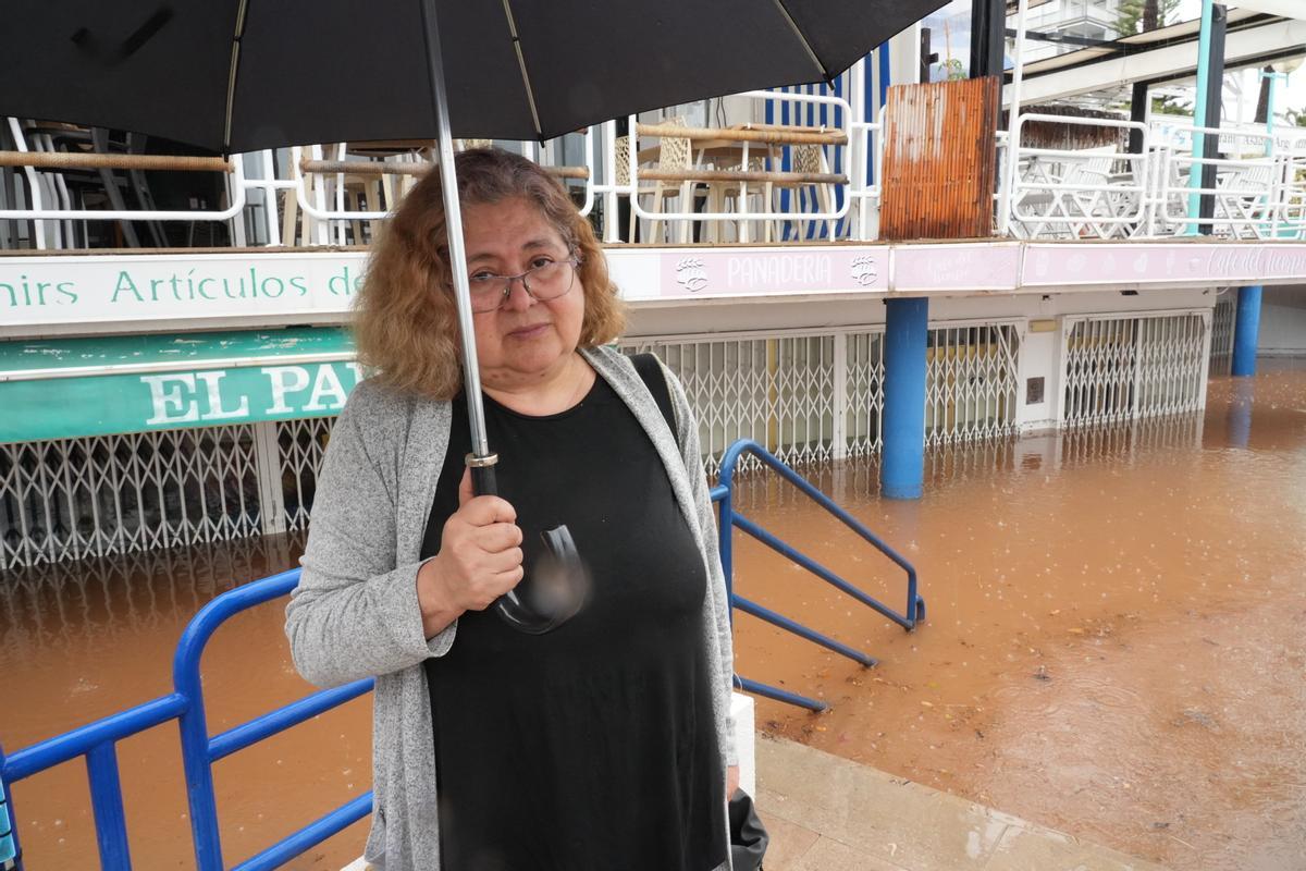 Susana Brea, responsable de una cafetería y un bazar en la avenida Ferrandis Salvador, sumergidos bajo las aguas.