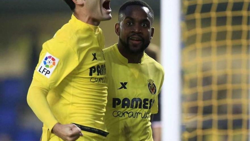 Bakambu recibe la felicitación de su compañero Trigueros por su segundo gol. // Domenech Castelló