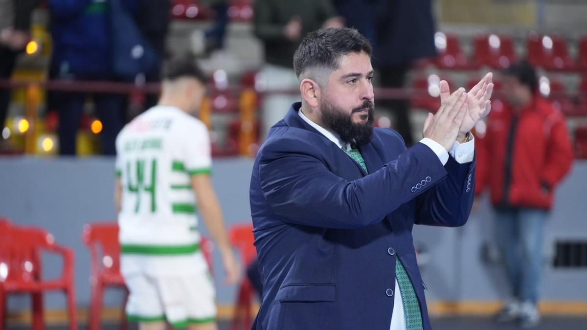 Josan González aplaude a la afición al final del partido entre Córdoba Futsal y Palma.