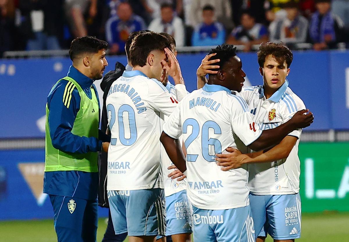 Larios y Mawuli se abrazan al final del partido tras la derrota contra el Granada.