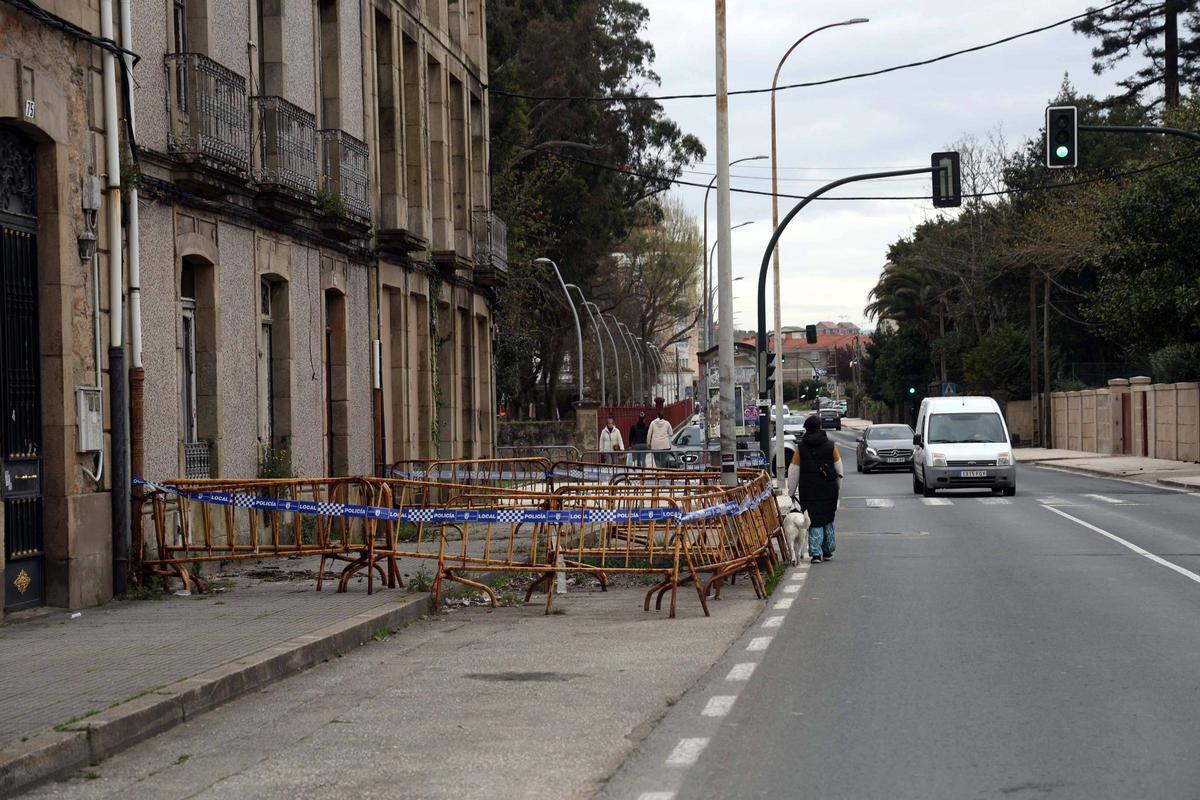 Una mujer camina por la carretera en Rosalía de Castro.