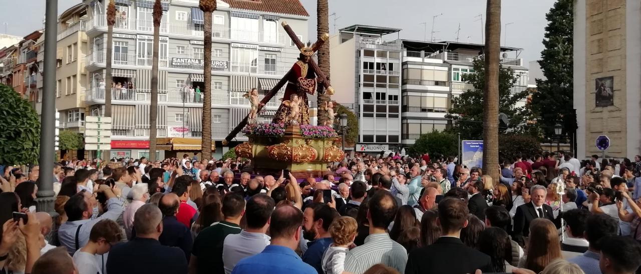 El paso de Nuestro Padre Jesús Nazareno avanza entre cientos de personas.