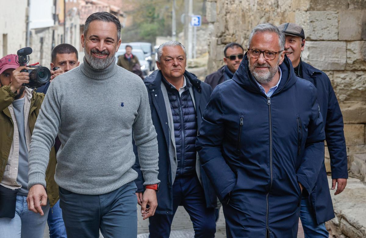 El presidente de VOX, Santiago Abascal, junto con el candidato Carlos Pollán durante su visita la localidad de Treviño, en Burgos, este miércoles durante la campaña electoral de las elecciones regionales de Castilla y León.