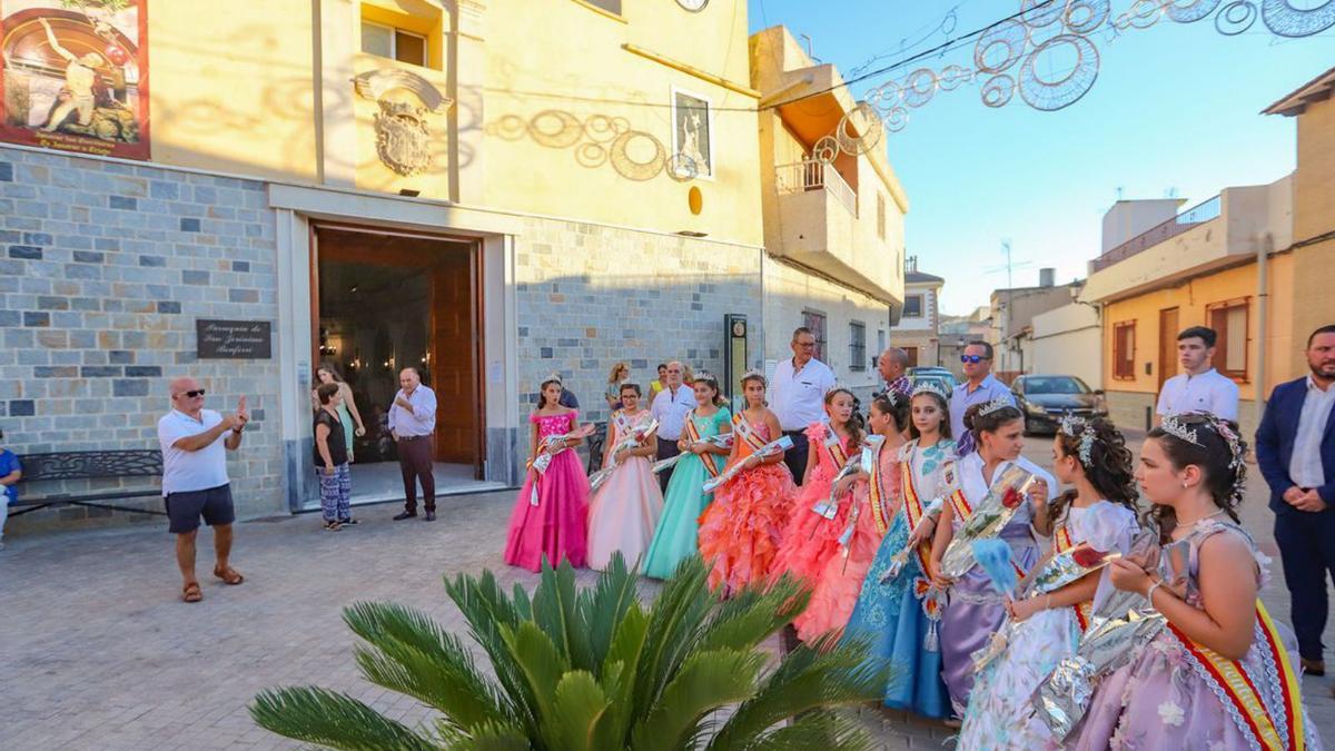 Una de las peñas durante la ofrenda de flores. 