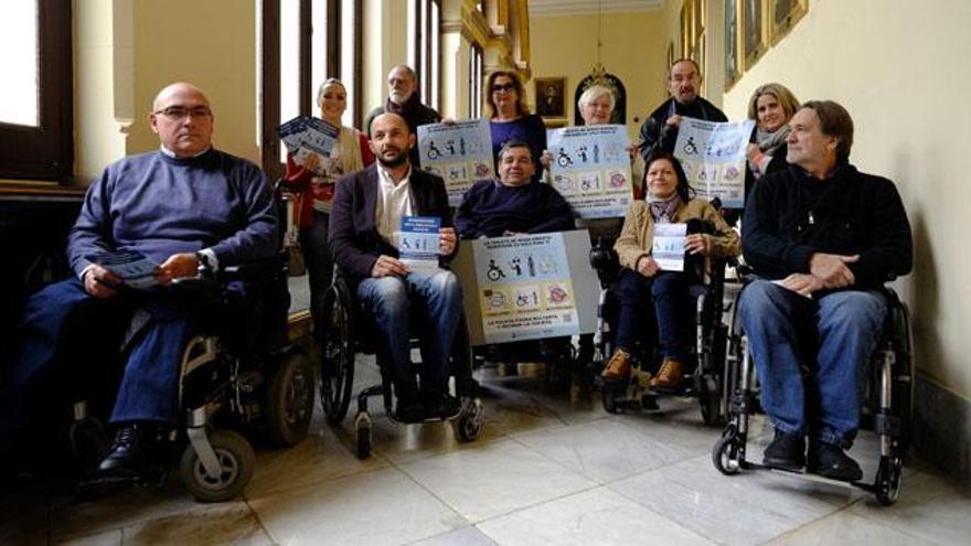 El concejal de Movilidad con miembros de los colectivos.