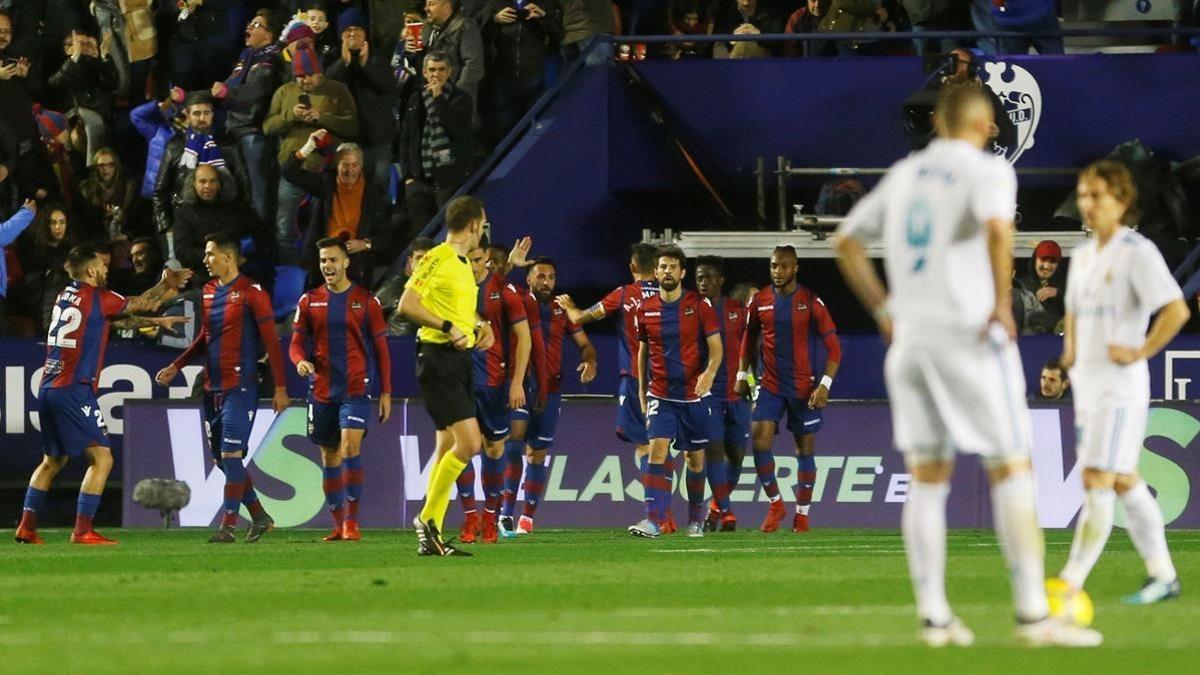 Los jugadores del Levante celebran el 1-1.