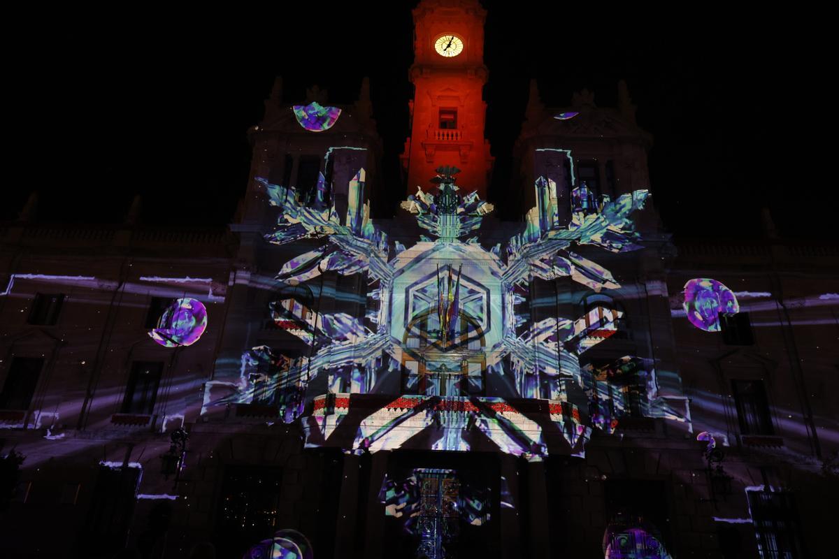 València estrena un "mapping" en la fachada del Ayuntamiento