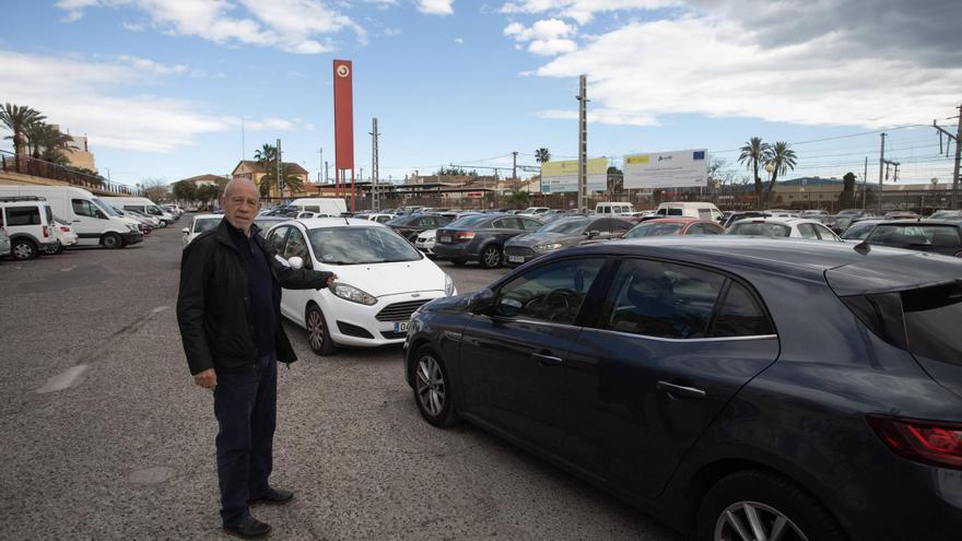 El mal estado del aparcamiento junto a la estación levanta ampollas en Sagunt