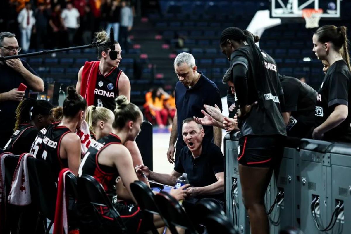 Íñiguez durant un temps mort durant el partit de dimecres amb el Galatasaray
