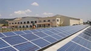 Paneles fotovoltaicos en unas bodegas.