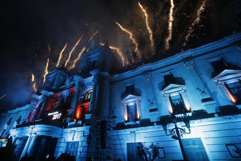 Miles de personas recibieron el año frente al consistorio