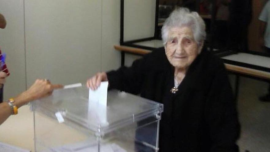 Una dona de 106 anys vota «amb il·lusió» a Santa Coloma de Farners