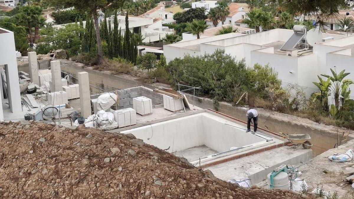 Un chalé se está construyendo dentro de una antigua balsa de riego agrícola