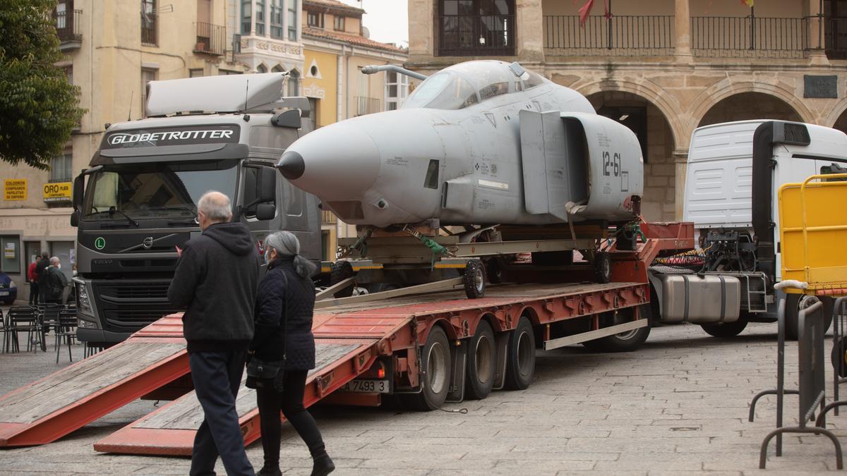 Avión Phantom F4, simulador del vuelo del Ejército del Aire, en la Plaza Mayor de Zamora