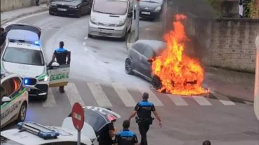 Susto en Langreo: espectacular incendio (sin heridos) de un coche en La Pomar