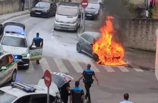 Susto en Langreo: espectacular incendio (sin heridos) de un coche en La Pomar