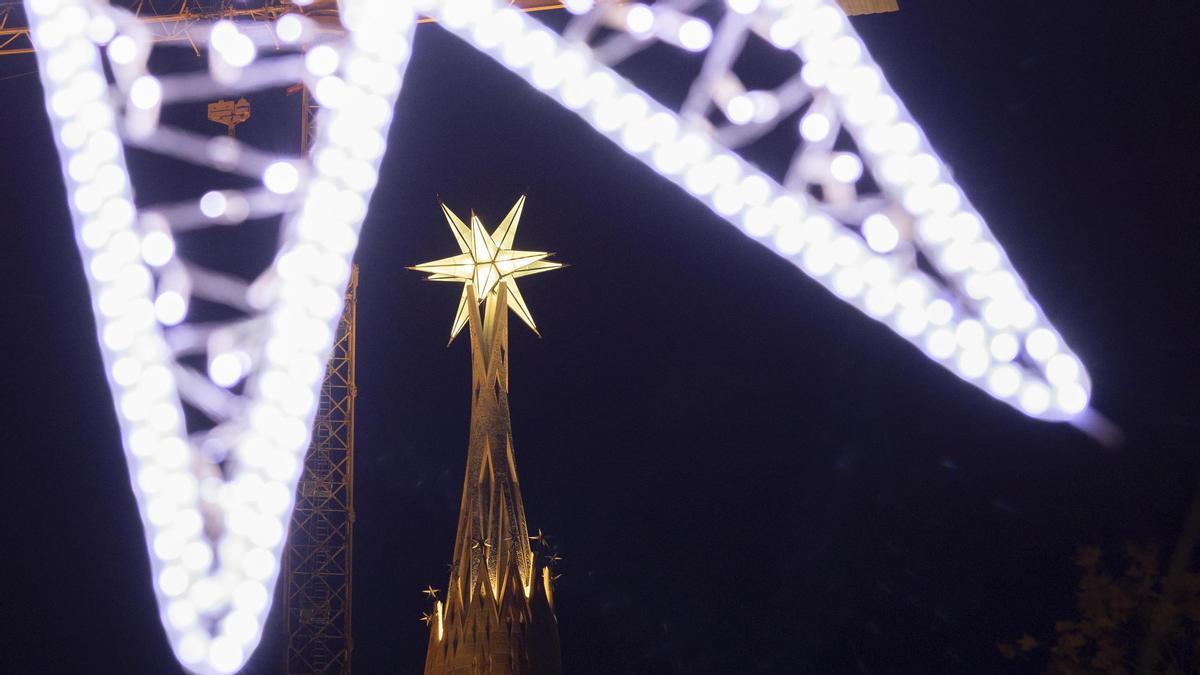 La estrella de la Sagrada Família ya ilumina Barcelona