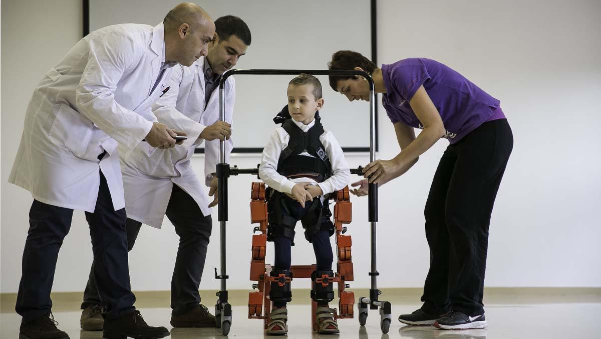 L’hospital maternoinfantil de Sant Joan de Déu usarà un exoesquelet per assajar teràpies en pacients amb atròfies musculars.