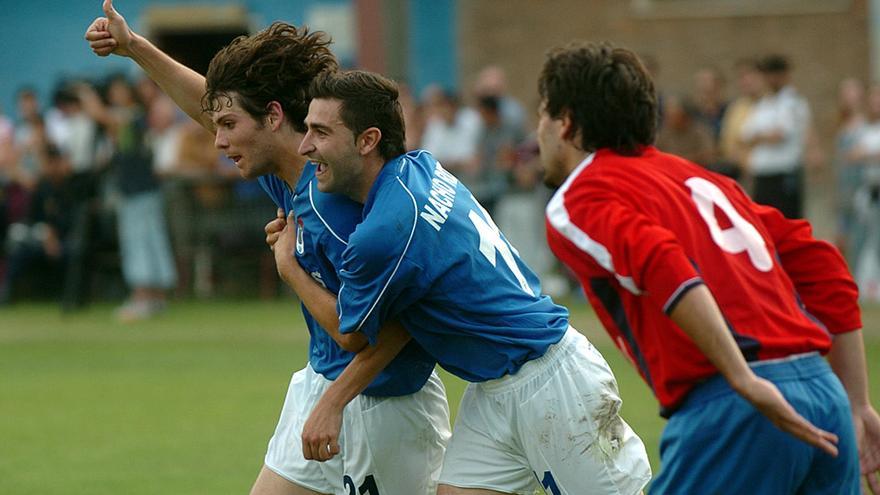 El Oviedo, ante un escenario inolvidable: así fue el último partido de los azules en Ávila, donde sentenciaron el ascenso a Segunda B de 2005