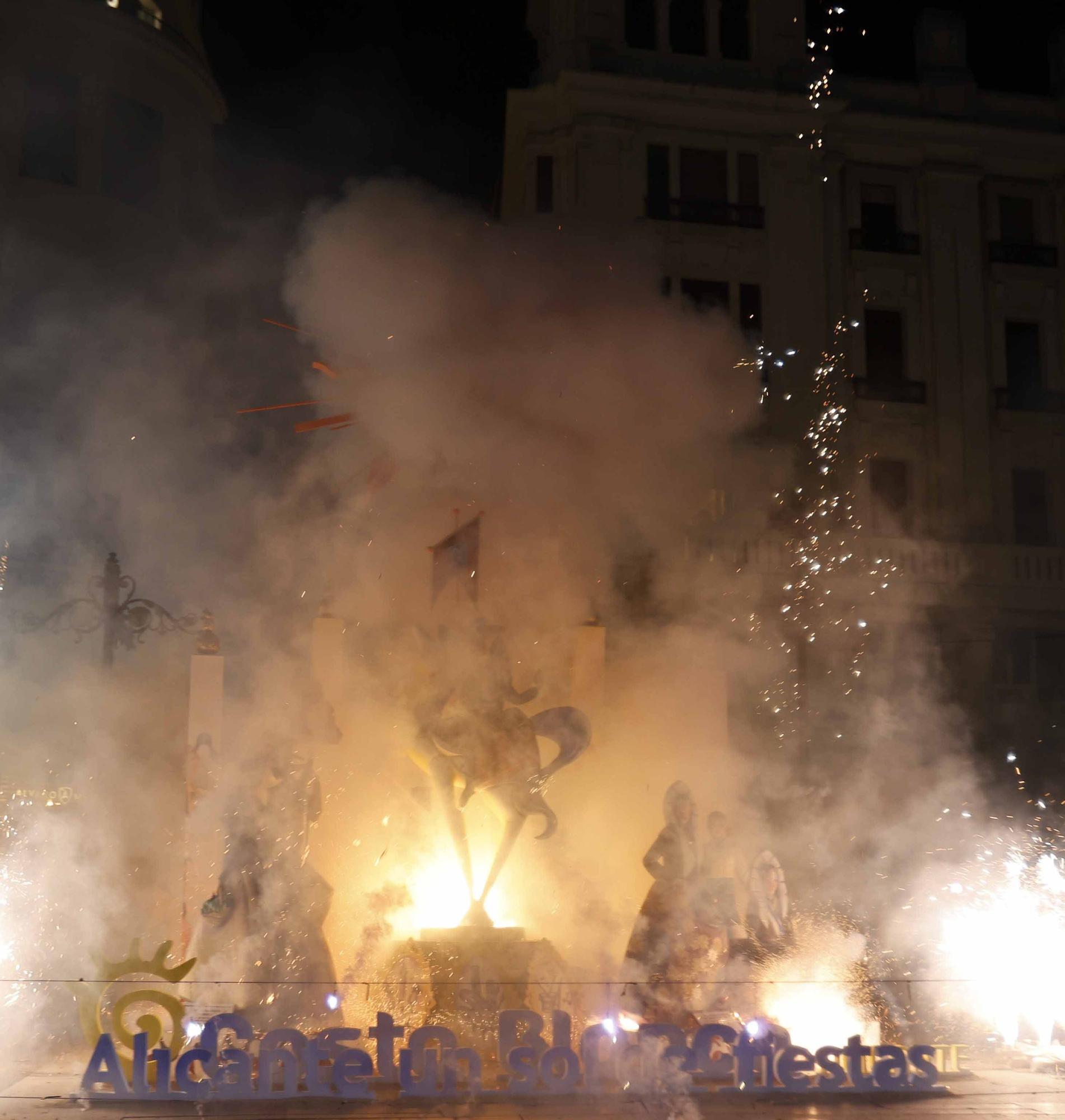 Pasacalles de las bellezas  y cremà Hogueras de Sant Joan en Córdoba