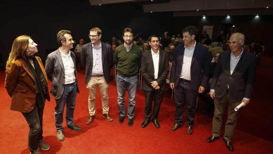 Por la izquierda, Lorena Gil, Ovidio Zapico, Adrián Pumares, Enrique Fernández, Armando Fernández, Jesús Suárez y el moderador, Enrique Álvarez-Uria.