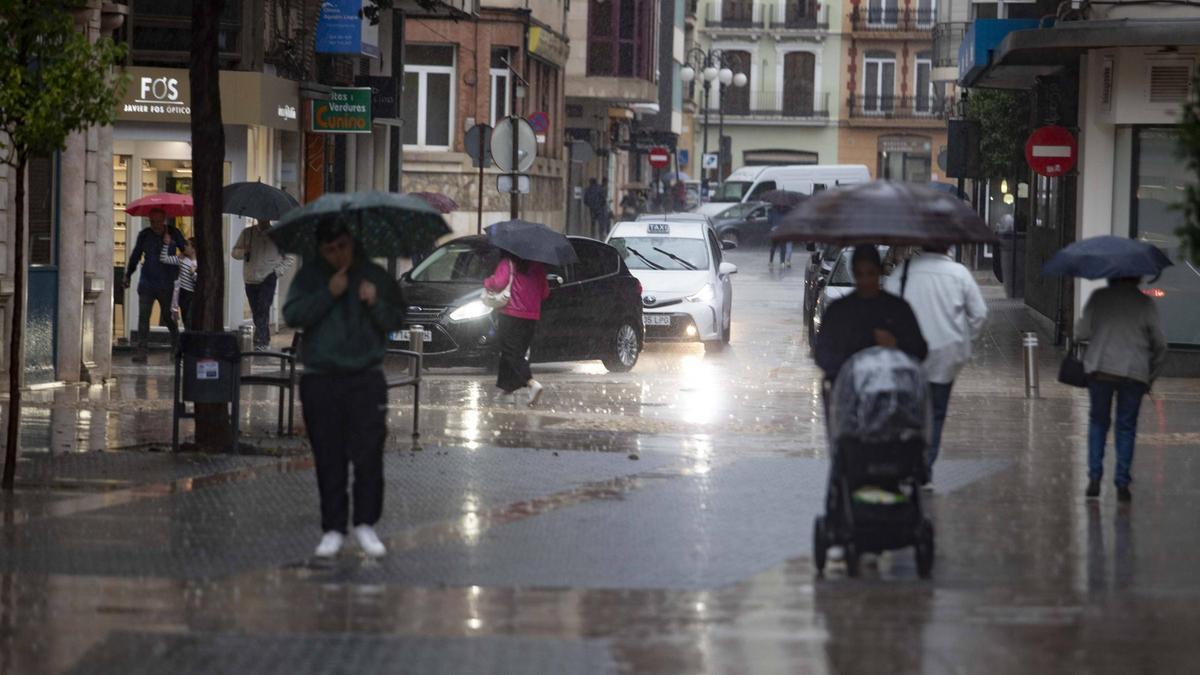 Un momento de lluvia durante la jornada del lunes en Alzira.