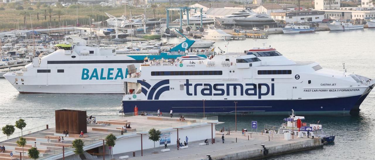 Dos buques de Baleària y Trasmapi se cruzan este verano en el puerto de Eivissa.