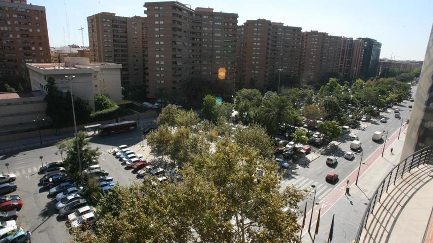 La zona de aparcamiento en el centro de la avenida.