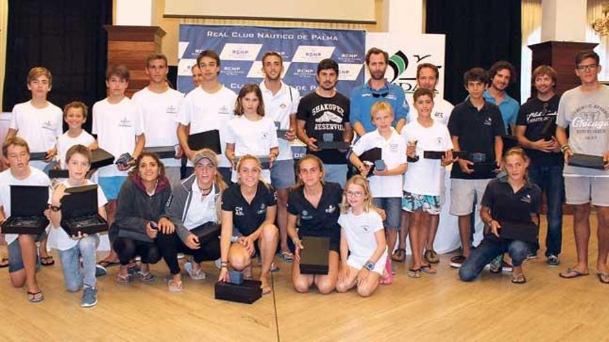 Foto de grupo de los galardonados ayer por sus triunfos en la Regata Audax Marina.