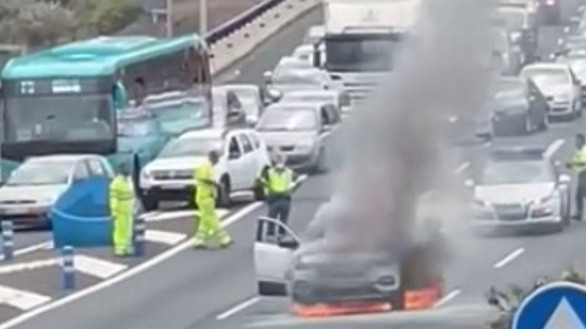 Arde un coche en plena Circunvalación