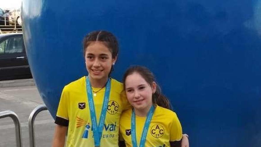 Celia y Andrea posan con sus respectivas medallas. // FdV