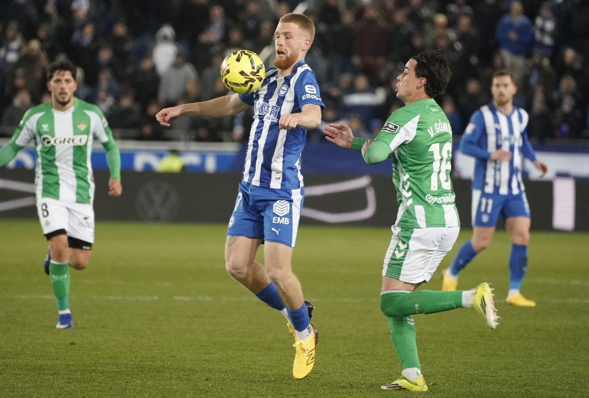 El centrocampista del Alavés Carlos Vicente (i) controla el balón ante el defensa del Real Betis Valentín Gómez (d) durante el partido de la jornada 21 de LaLiga que Deportivo Alavés y Real Betis disputaron en Mendizorroza. EFE/ L. Rico