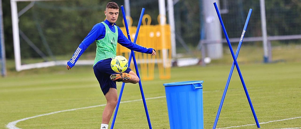 Álex Suárez, durante el entrenamiento de ayer del Oviedo en El Requexón. | Miki López