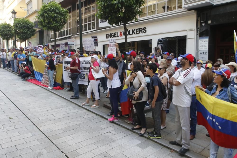 "Venezuela está luchando por su libertad" ha sido una de las consignas que se han leído esta mañana por los pensionistas venezolanos en Vigo.