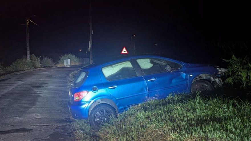 Coche abandonado en el acceso a la autopista en Lamela | ALEXANDRE P.F.